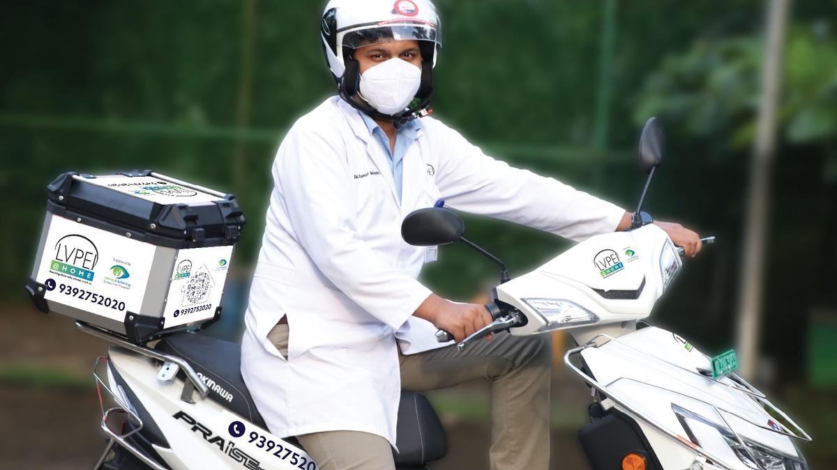 घर बैठे बुजुर्गों की आँखों की संपूर्ण देखभाल