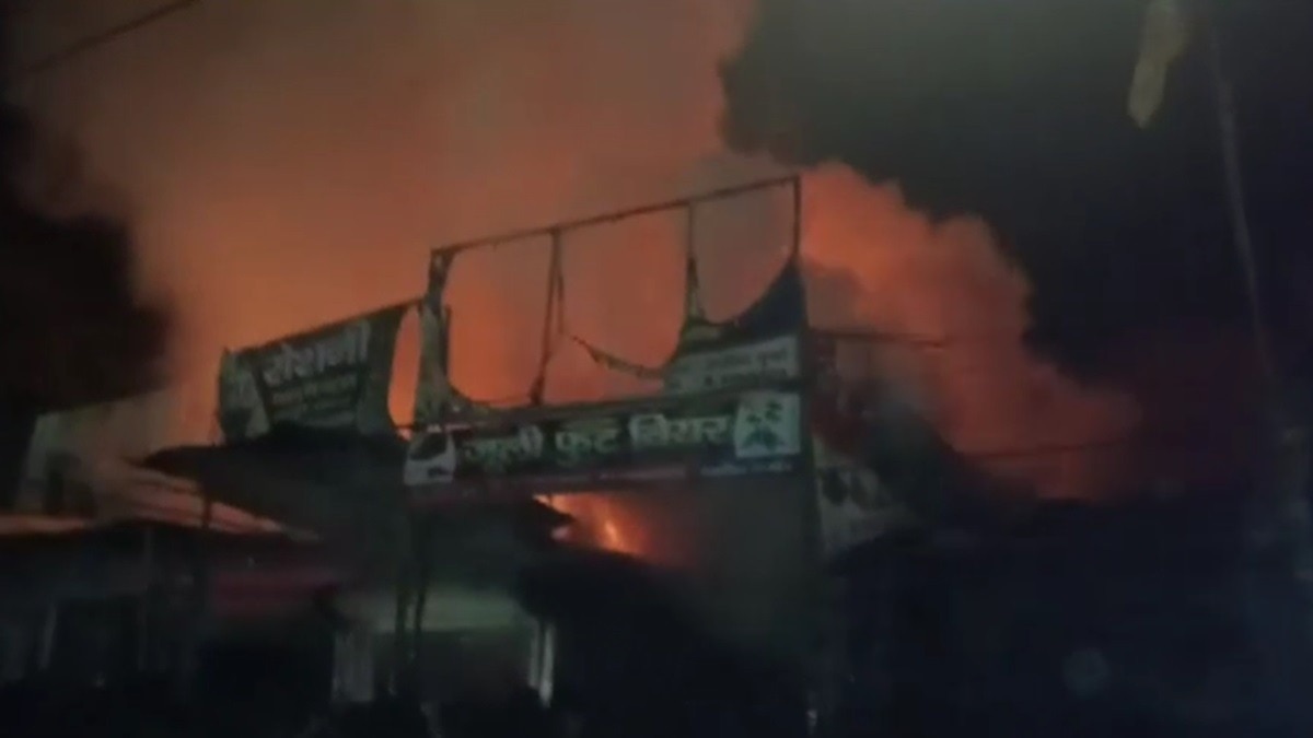 बांदा में दिवाली का अंधेरा: 7 दुकानें जलकर खाक, करोड़ों का नुकसान