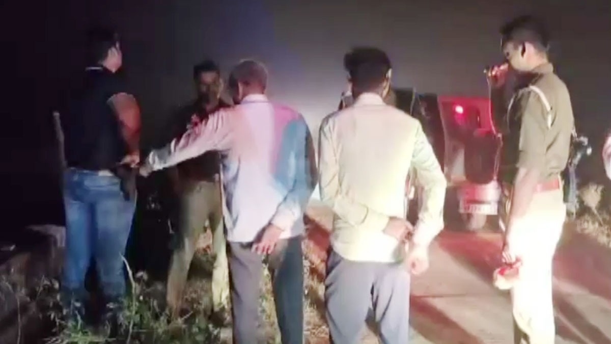 कौशांबी में दिनदहाड़े व्यापारी से ढाई लाख रुपये की लूट: बढ़ती अपराध दर और सुरक्षा चिंताएँ