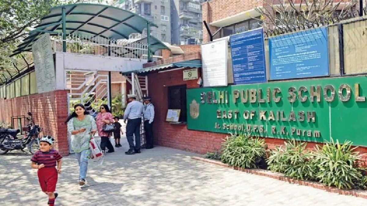 दिल्ली के स्कूलों में बम धमकी: क्या है पूरा मामला?