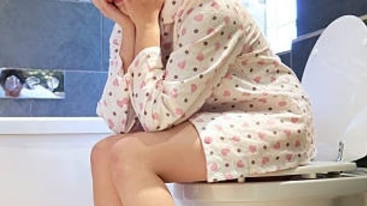 टॉयलेट में ज़्यादा देर बैठना: जानिए इसके खतरनाक परिणाम