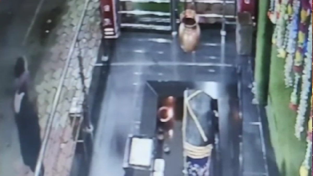 हैरान करने वाली घटना! बैतूल के शनि मंदिर में चोर ने माफ़ी मांगी फिर चुराई दान पेटी