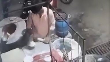 गाजियाबाद रेस्टोरेंट: आटे पर थूकने का वीडियो वायरल!