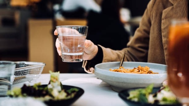 खाना खाते समय पानी पीना: फायदे, नुकसान और सही तरीका