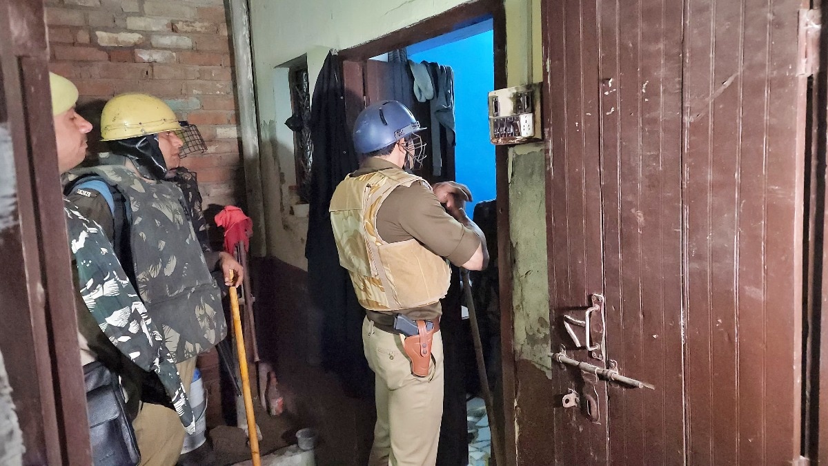 संभल हिंसा: पुलिस का बड़ा एक्शन, सपा सांसद के घर के आसपास छापा!