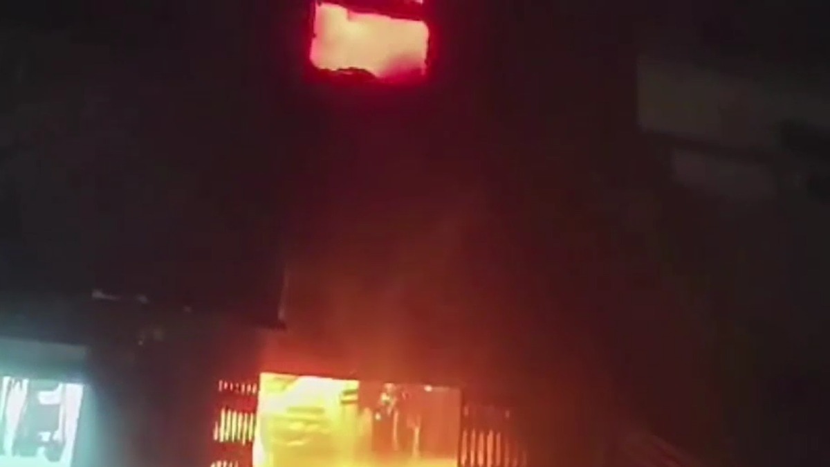 गोरखपुर में भीषण आग: ज्वेलरी शॉप सहित कई दुकानें जलकर राख