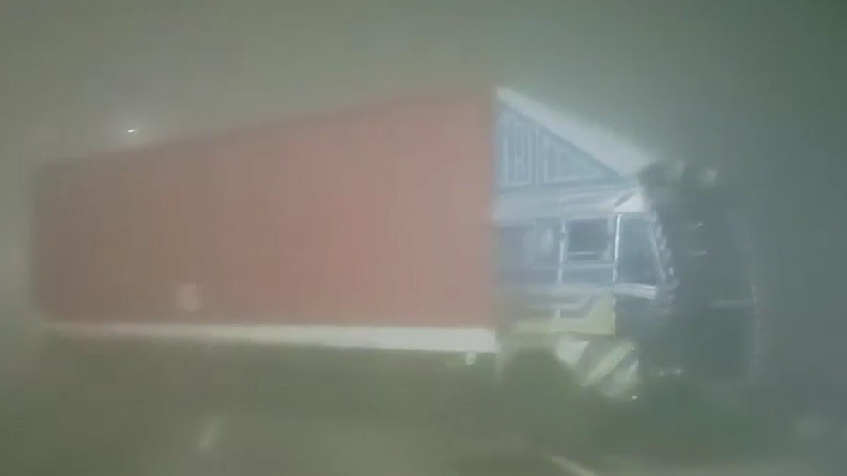 ग्रेटर नोएडा में घने कोहरे के कारण भीषण सड़क हादसा, 15 से ज्यादा लोग घायल