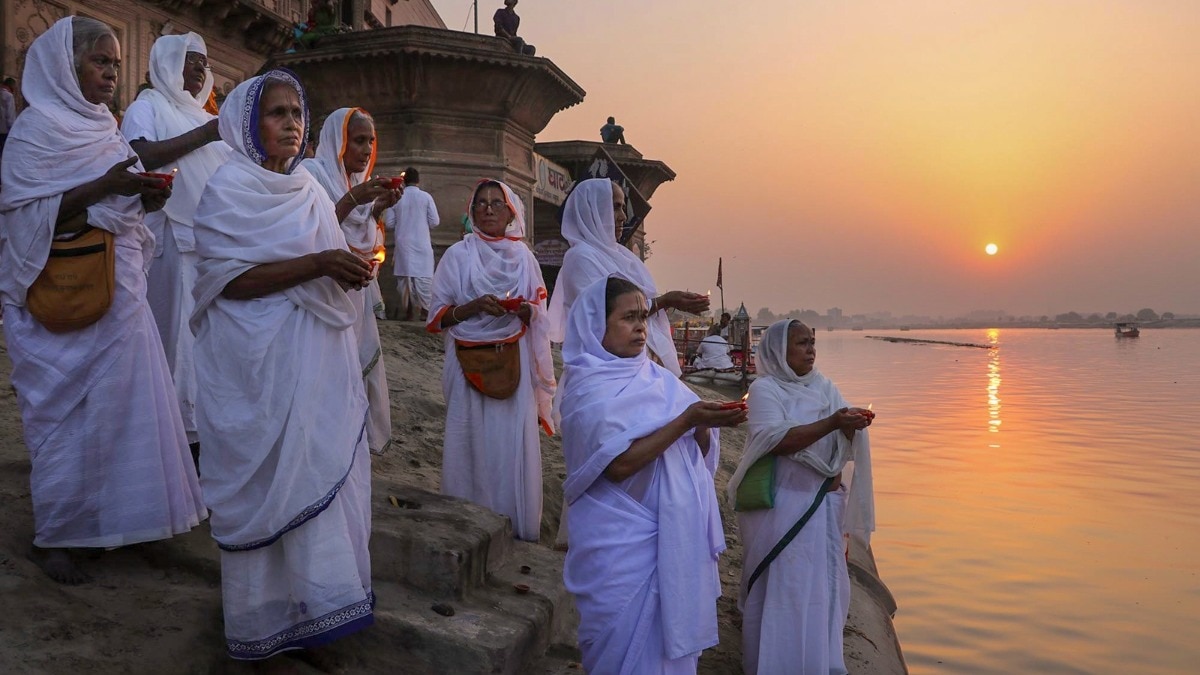 वृंदावन में विधवा महिलाओं ने मनाया दीपावली का अनोखा त्योहार